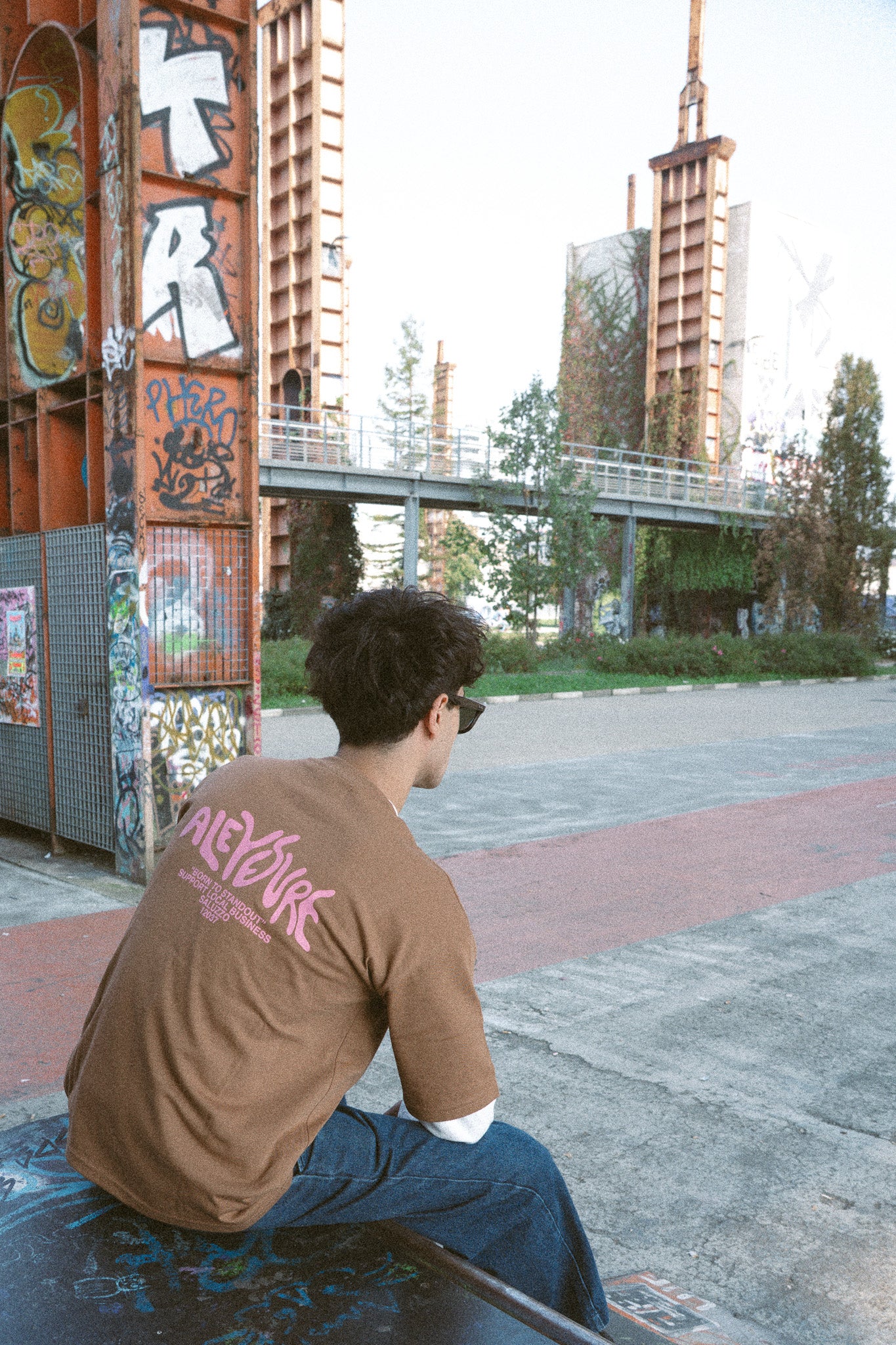 Aleyesure Bubble Tobacco  - Oversize Tee Support Local Business