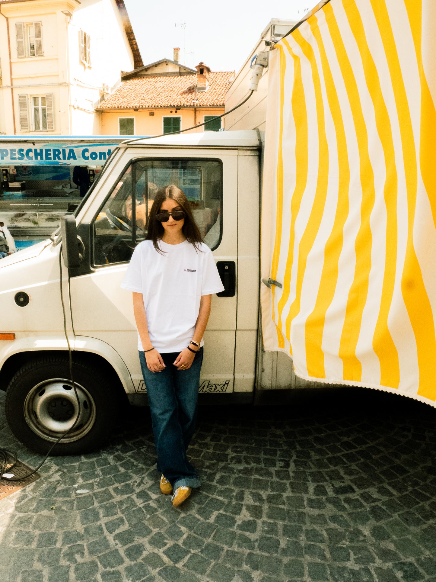 Aleyesure White - Basic Logo Tee